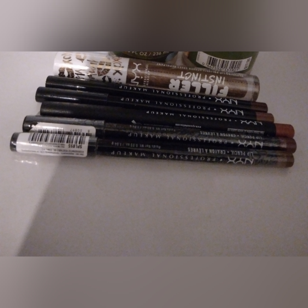 Nyx lipliners pencils and gloss 5 lip liners and 1 gloss